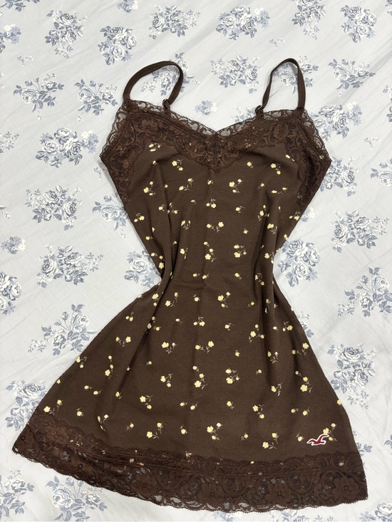 Hollister Tops - Y2k-style Hollister Co. Brown Floral Lace-Trim Cami